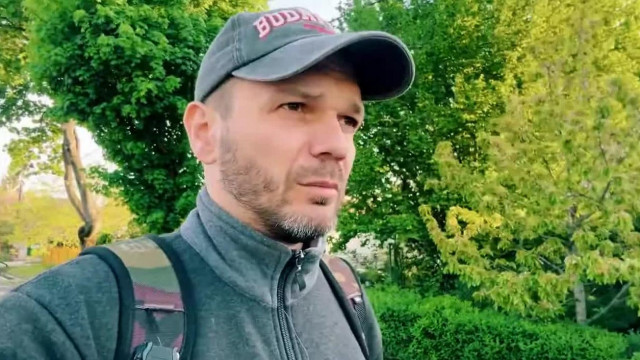 Herbert tagvideó - A kutyát sörrel itató Herbert, azt gyanítja valakiről, hogy állatkínzó