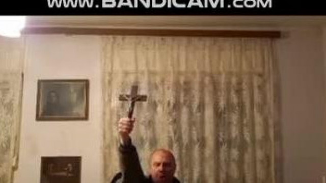 A részeg Ecetes Béla imádkozással áll ellen a démonok támadásának