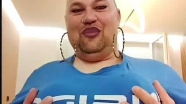 MC Tranyó kitömi magát nőnek, majd kirohadt nyúlfoggal örül magának