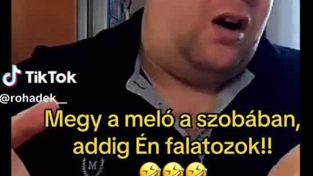 Loca Pantera nyög a szobàbòl kifele miközben Subi Malac zabàl de ez sem érdekli