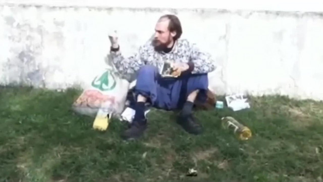 Bartost megzavarja a déli harangszó és egy vénasszony (retro)