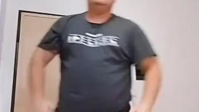 Mc Isti különböző harci mozdulatokkal készül a hazatérésre